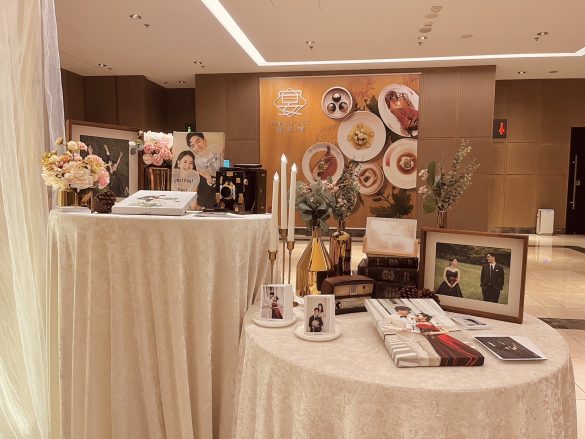 萬豪酒店婚禮相本桌佈置-雙圓桌絲絨陳設